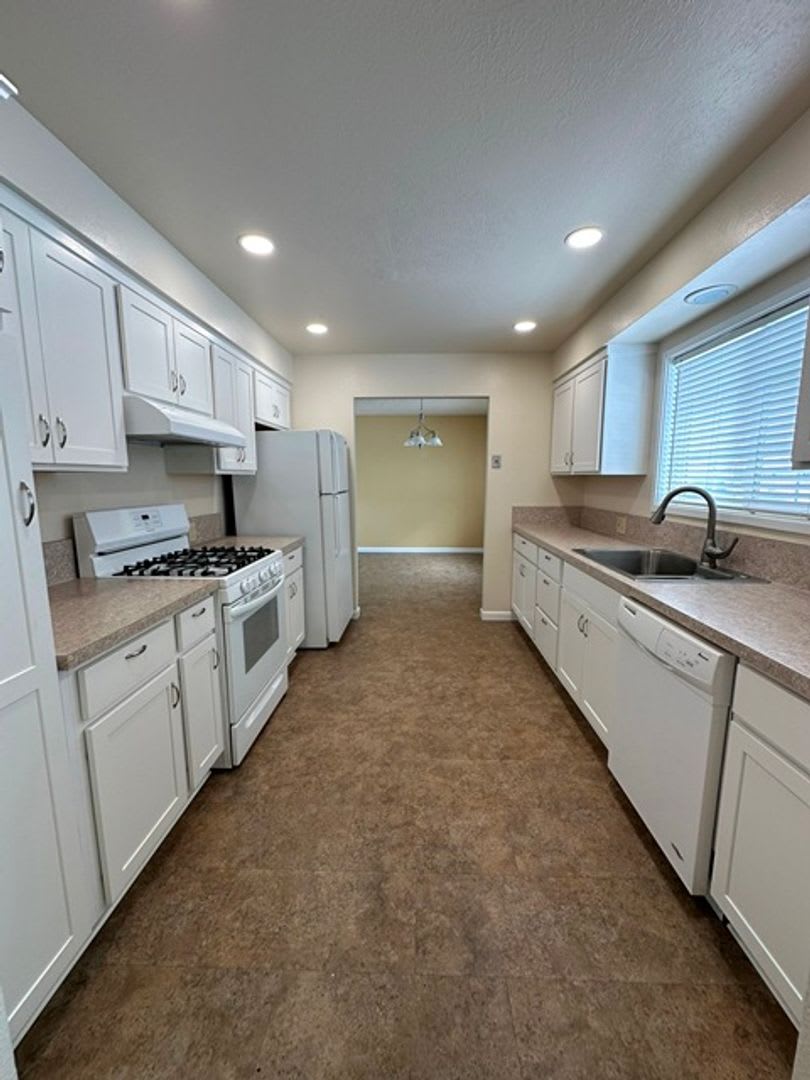 Large home with additional garage! – photo 3
