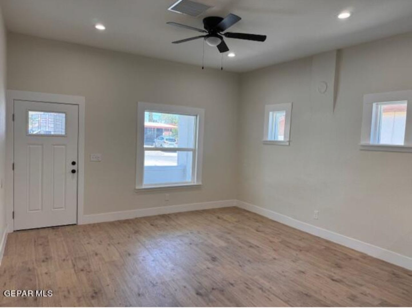 FULLY remodeled Fresh paint, ready now!!! – photo 5