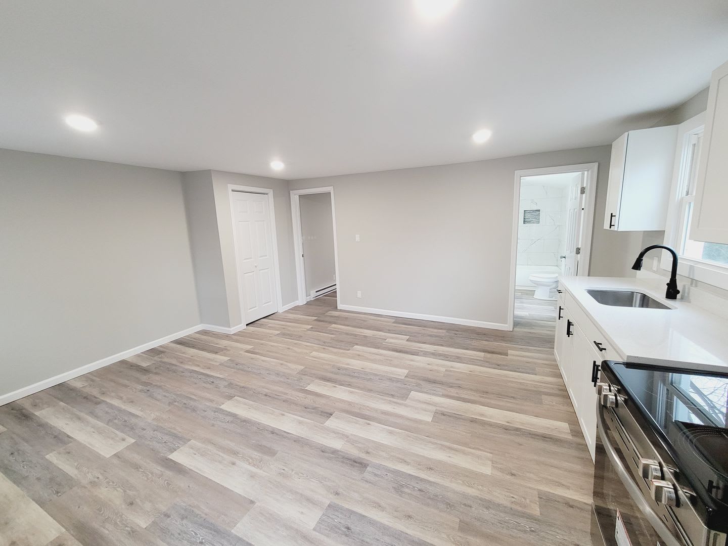 One-Bedroom Apartment for Rent Close to Downtown! – photo 3