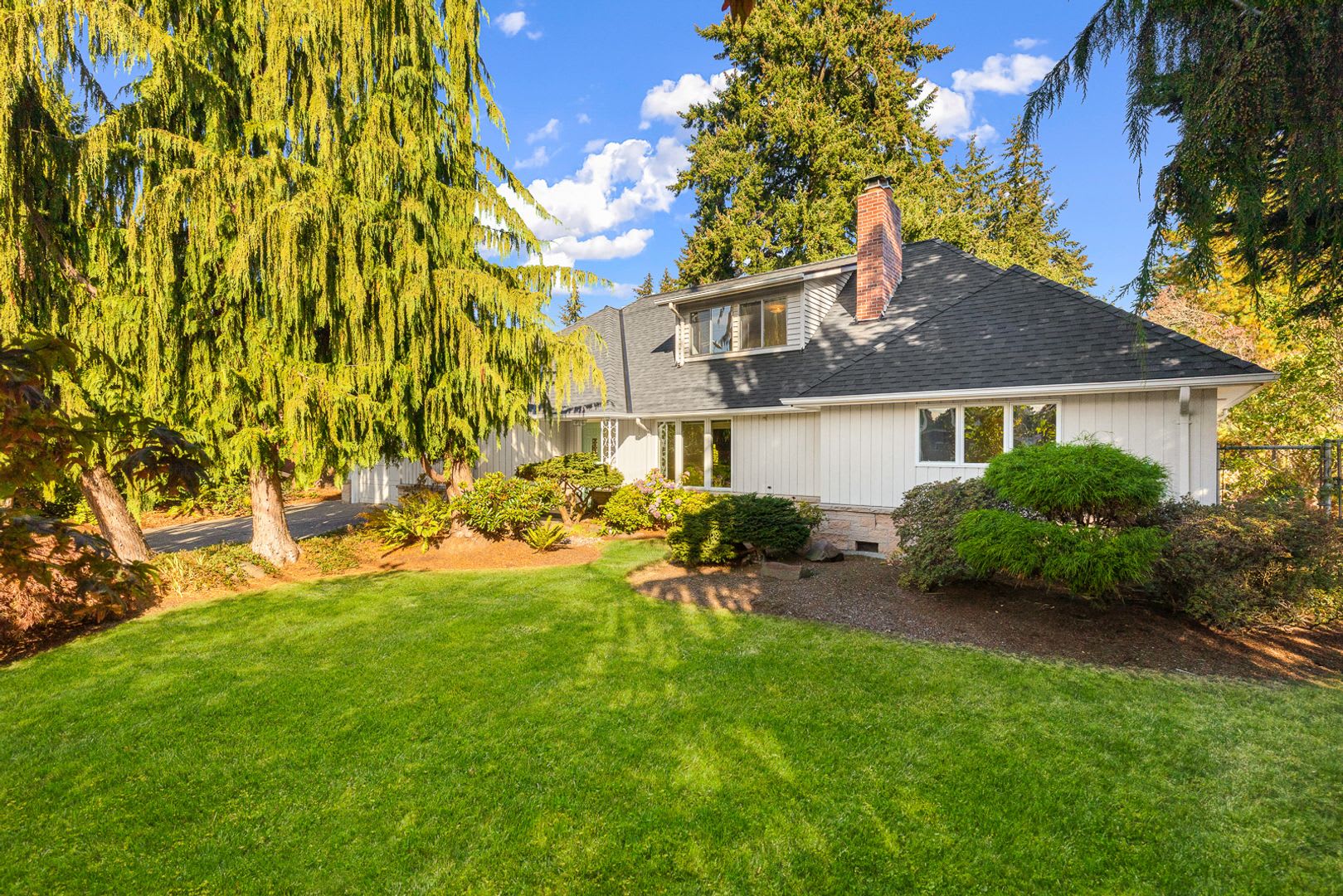 Shoreline 5 Bedroom Plus Den Office 2 5 Bath Home – photo 1