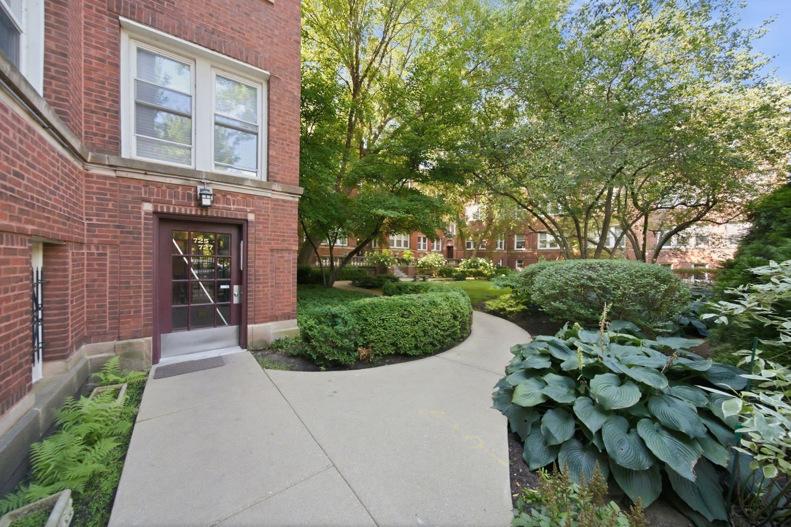 727 W BUCKINGHAM Place – photo 1