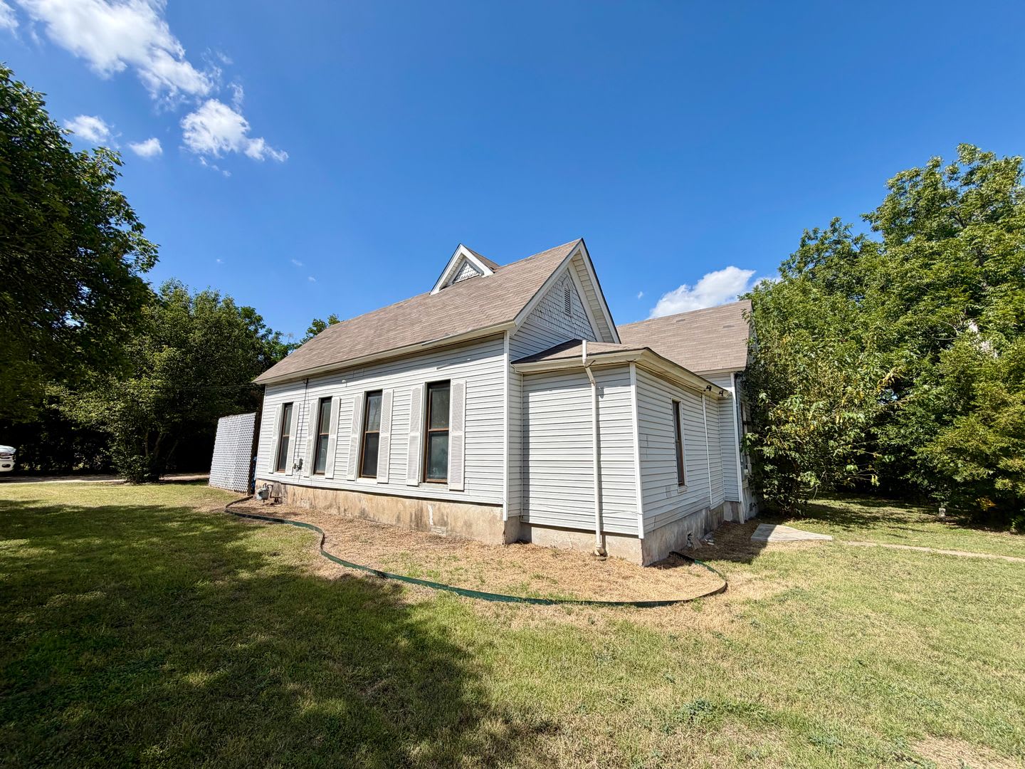 4 bedroom on a large corner lot in Hewitt! – photo 1