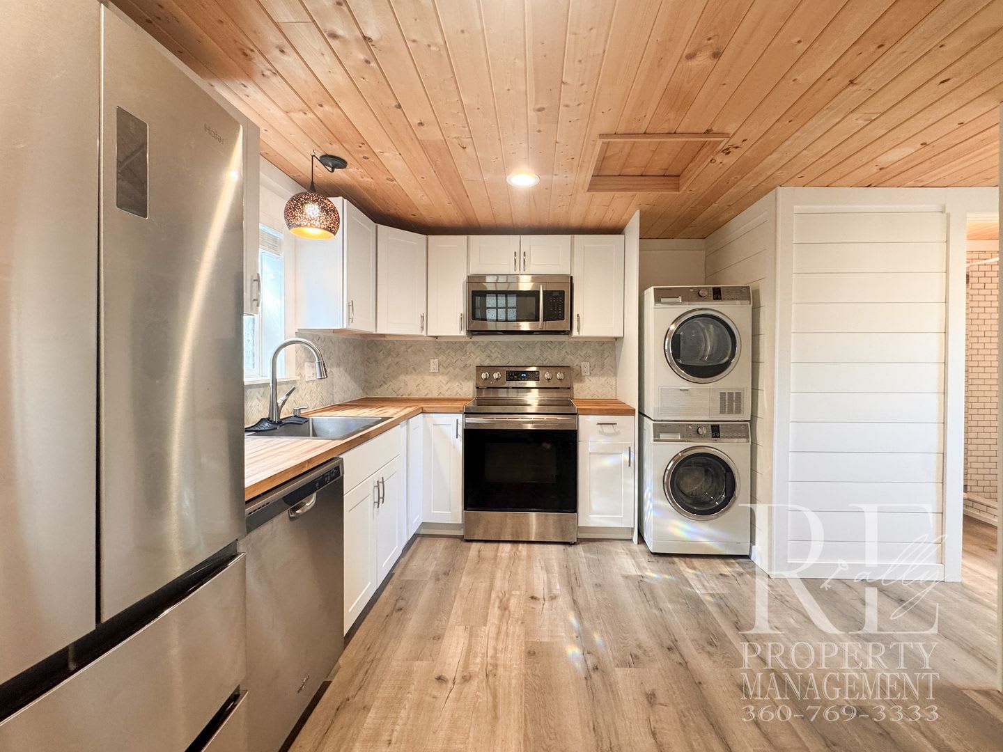Modern Studio with Full-Size Kitchen Appliances, Covered Porch & Smart Storage – photo 5