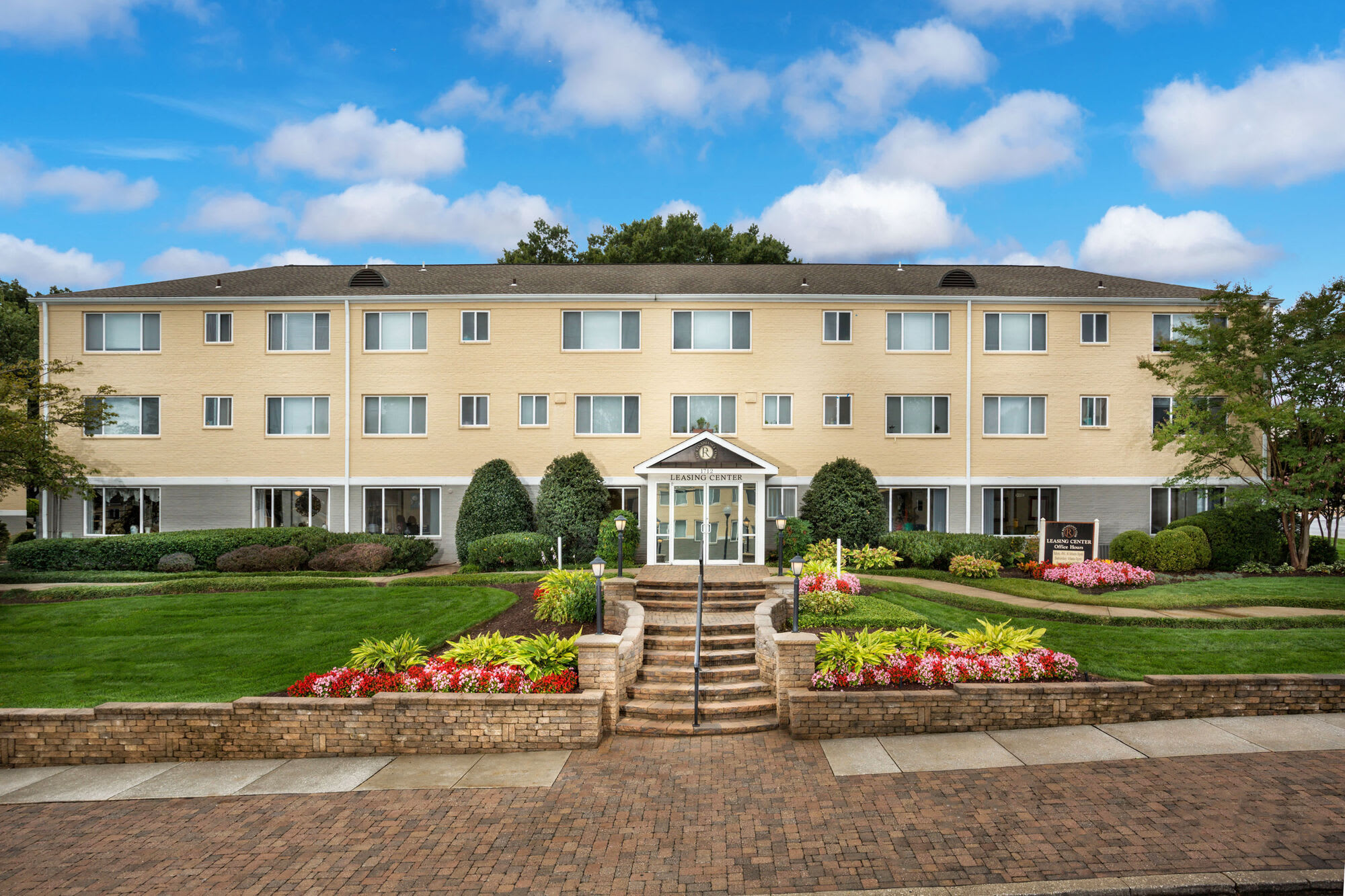 Renaissance Club – photo 2