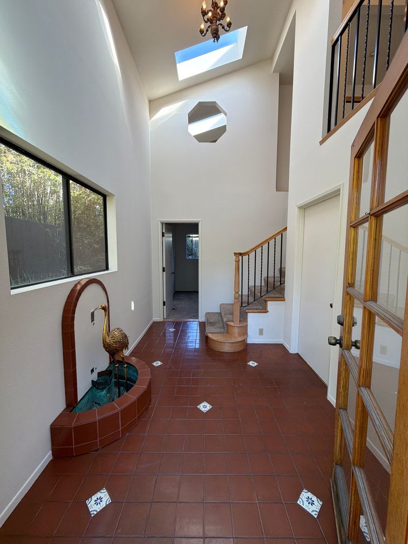 Spacious & Unique Home with Vaulted Ceilings, Private Balcony & Multiple Living Areas – photo 5