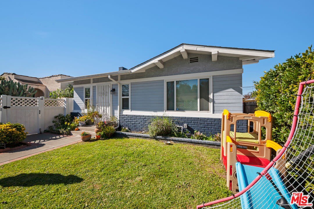 2227 Alsace Ave – photo 2