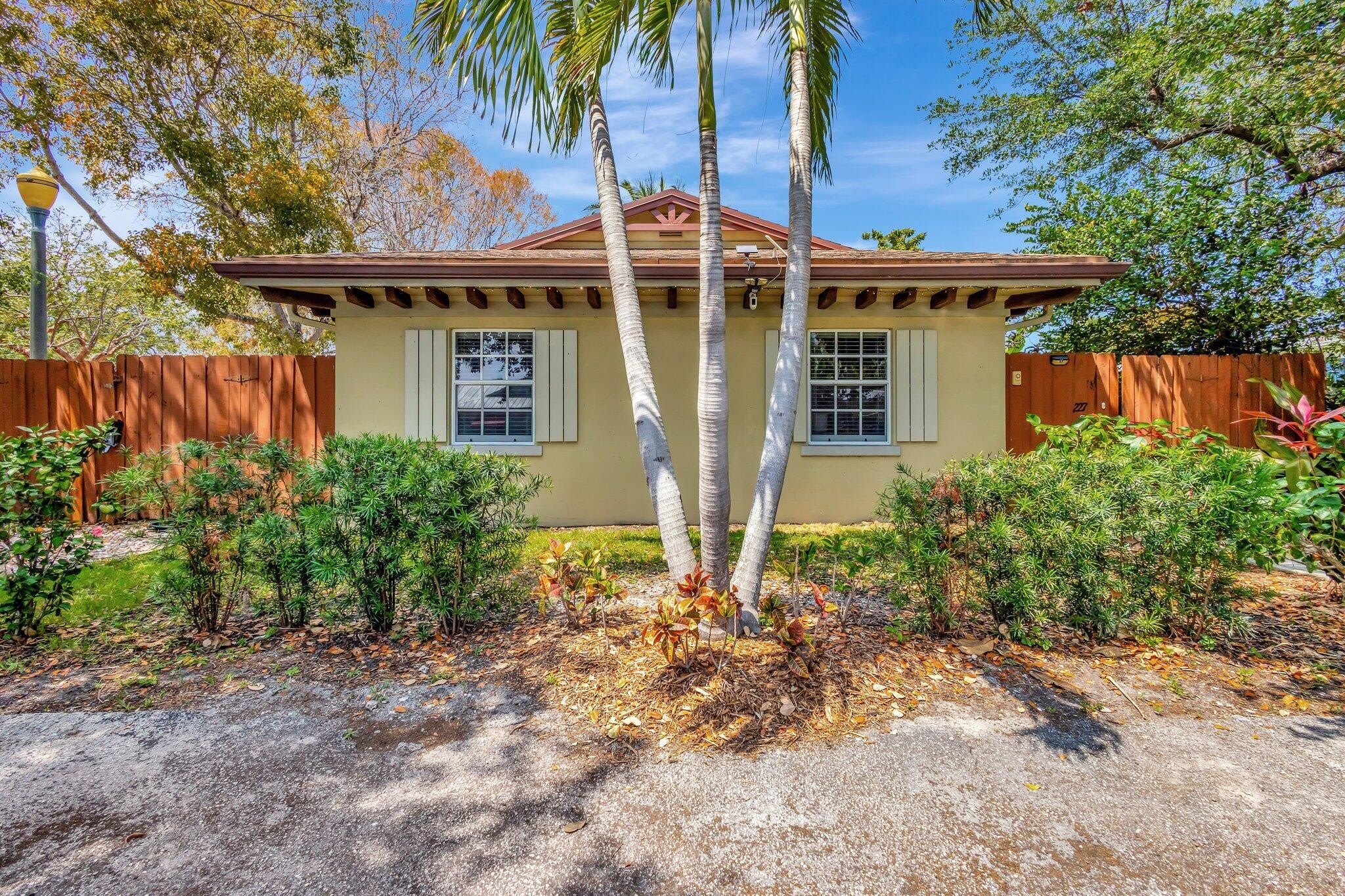 227 NE 12th Street – photo 2