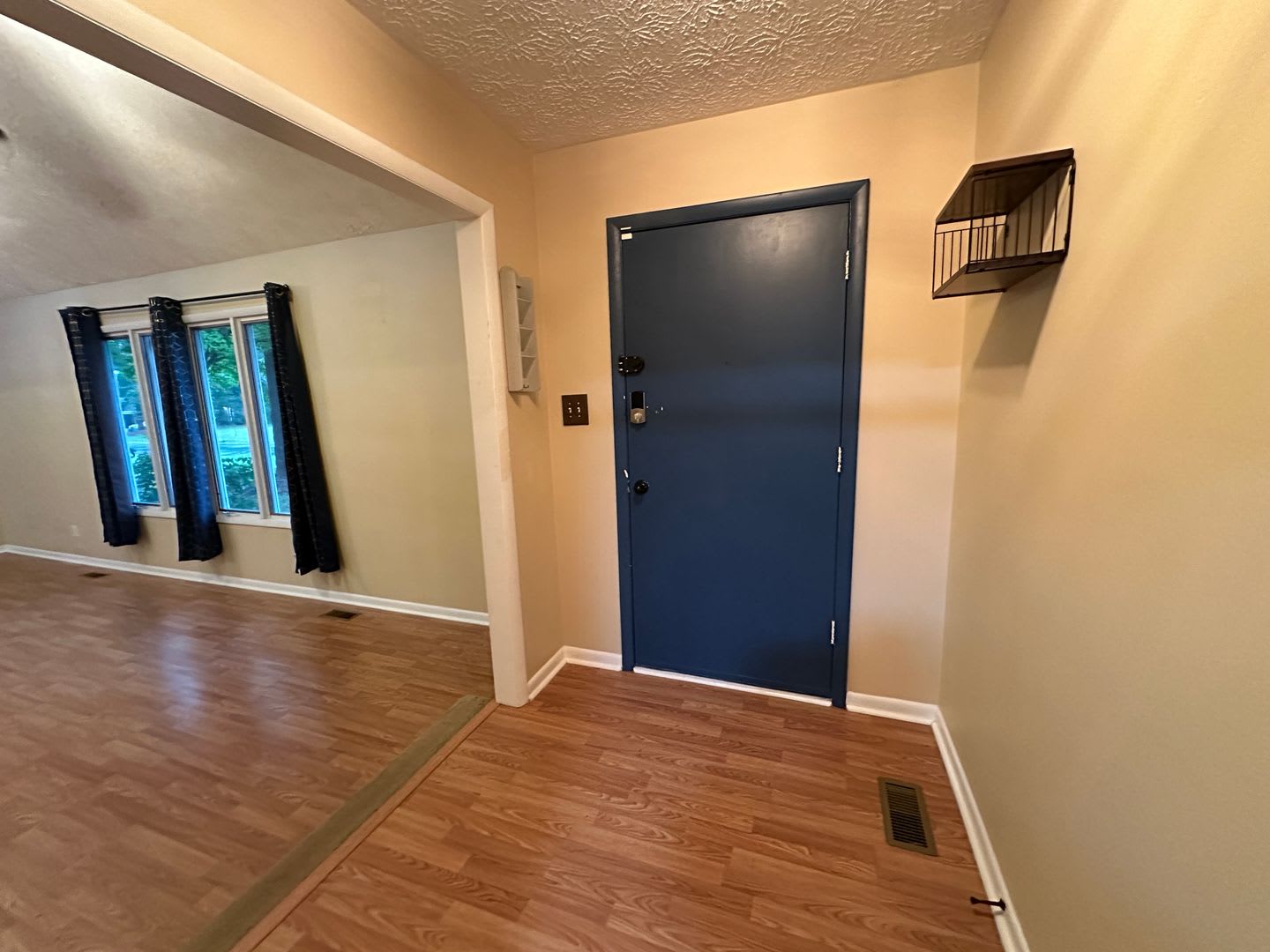 **SEPTEMBER RENT FREE!!** AVAILABLE NOW – photo 4