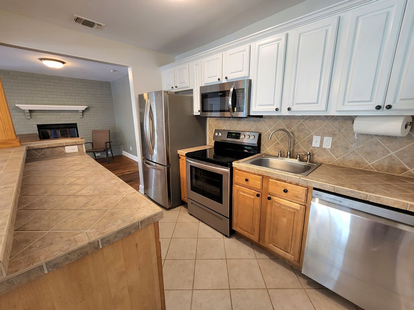 Completely Remodeled Navy Point 3 Bedroom, 2 Bath Cottage! Close to the Water!! – photo 5