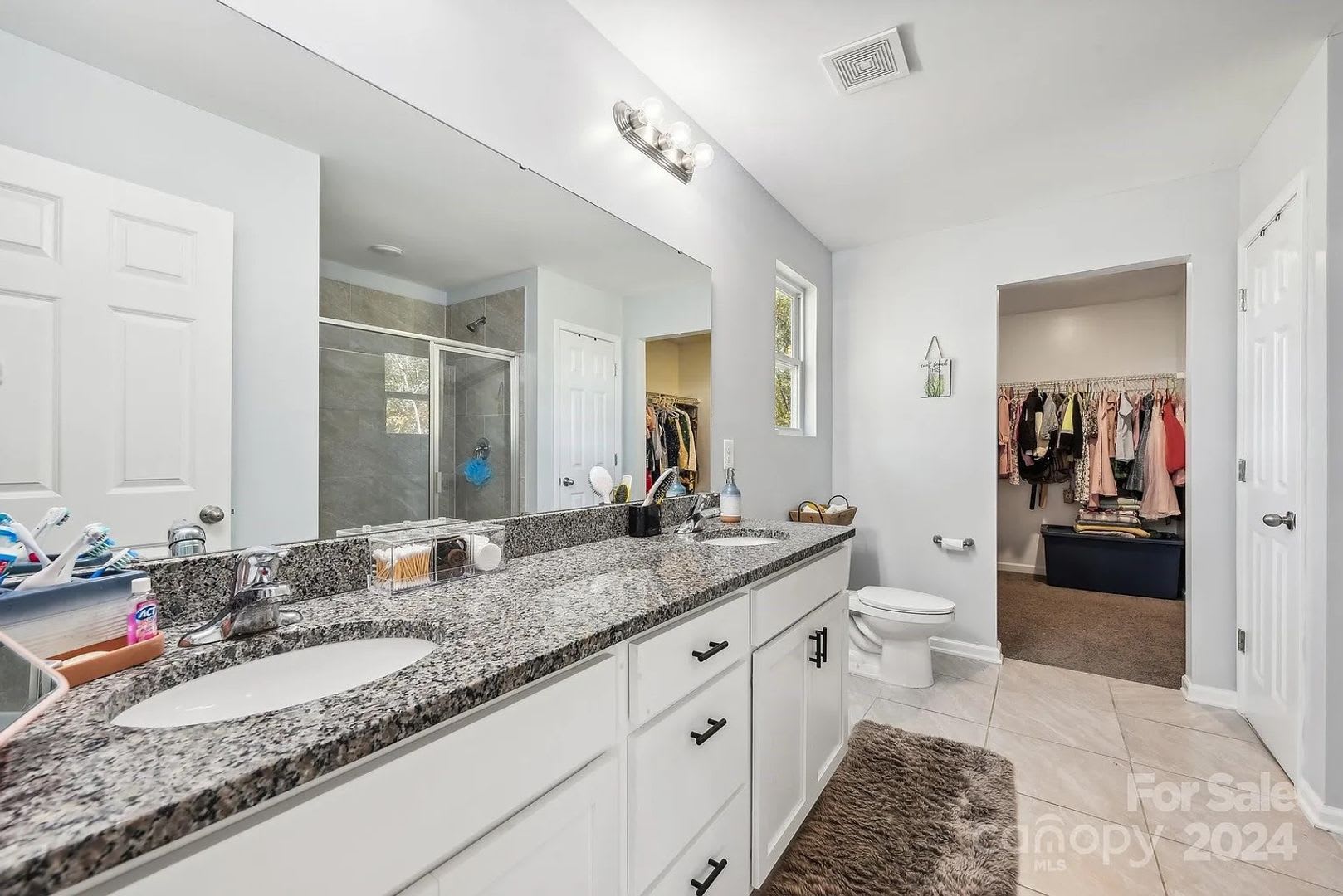 Room in 5 Bedroom Home at Denbur Dr – photo 3
