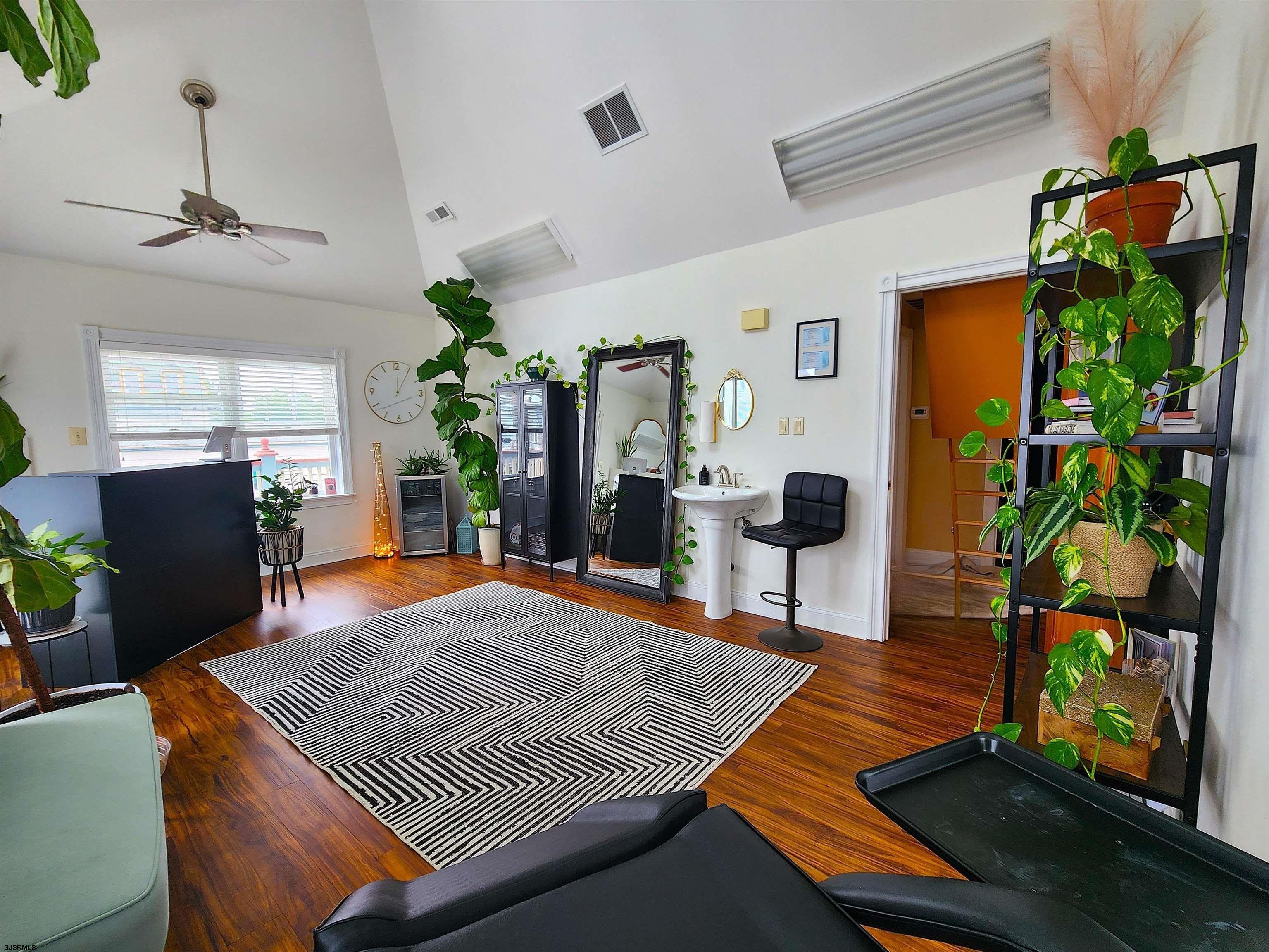 807 Bay Ave – photo 4