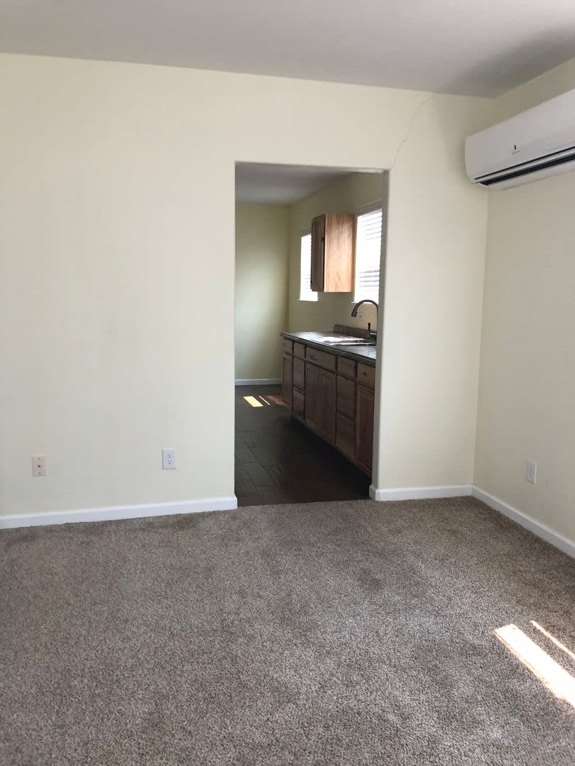 Charming 1 Bedroom Home With Yard – photo 3