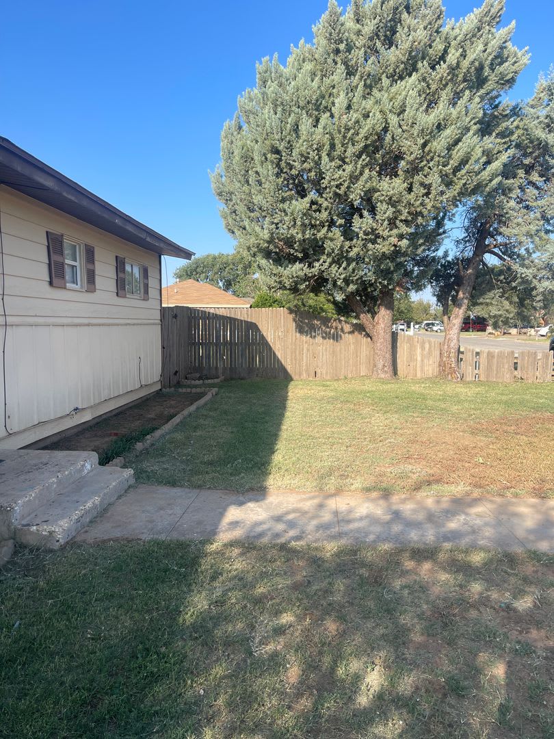 Move in Special! $200 off First Month! Adorable 2 Bedroom with 2 Car Garage Close to Hospitals and TTU! – photo 3