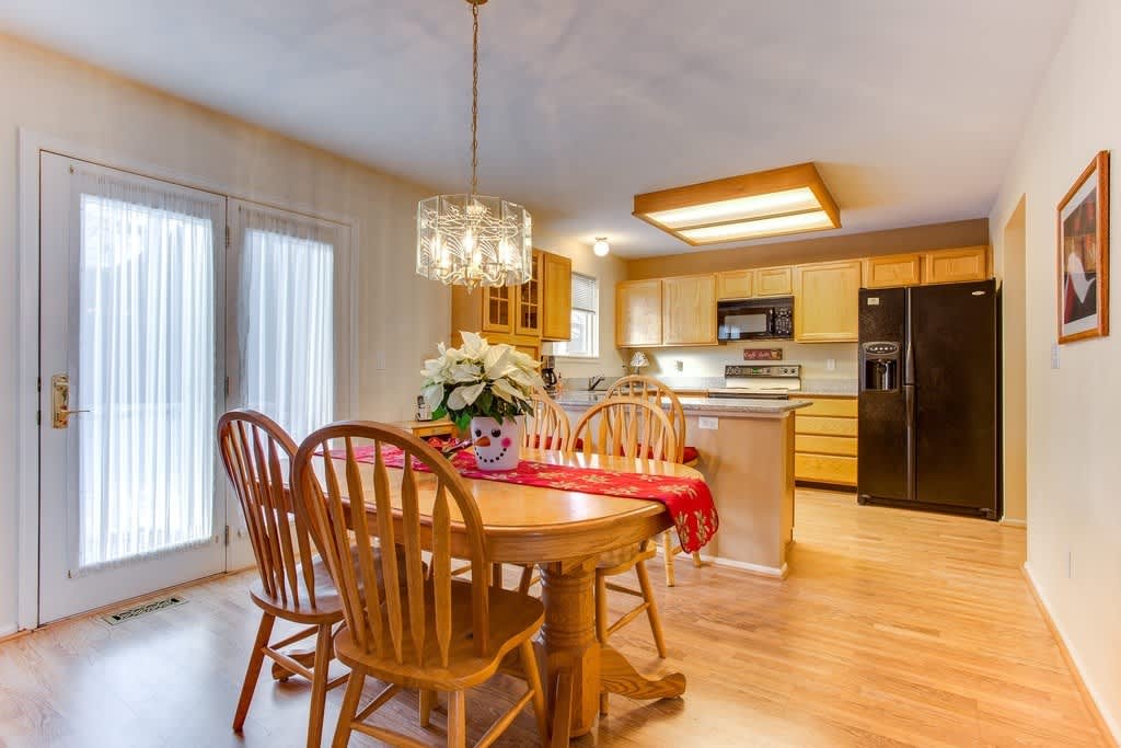 Great 3BR 2.5BA w/ Finished Basement! Excellent Location! – photo 4