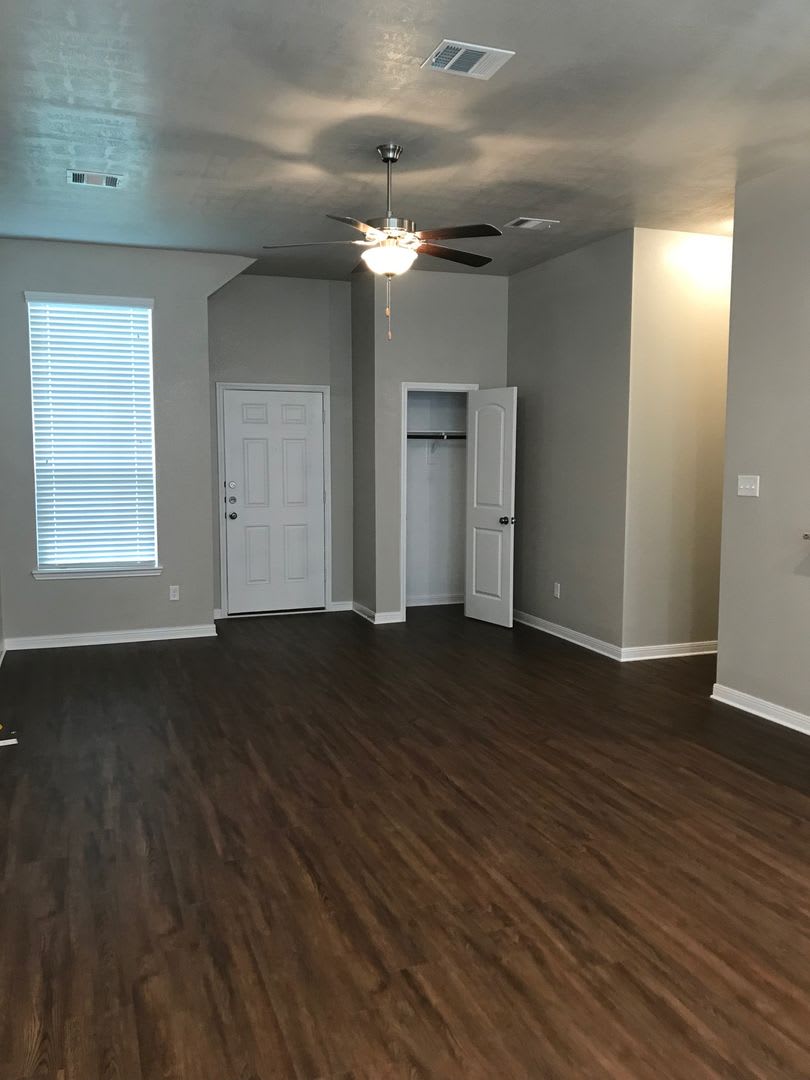 Spacious Single-Family Home Available Now! – photo 3