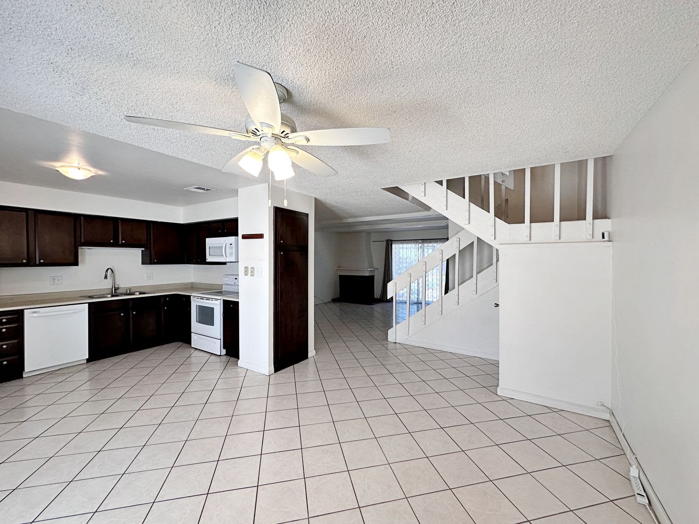 3 BEDROOM 2.5 BATH TOWNHOME – photo 4