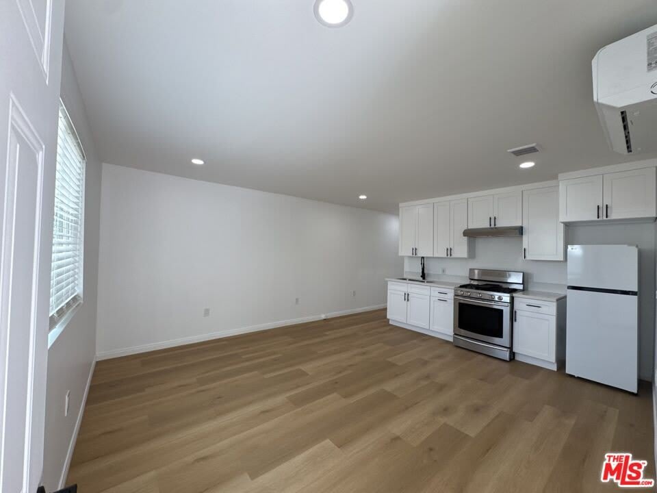 19459 Keswick St – photo 2