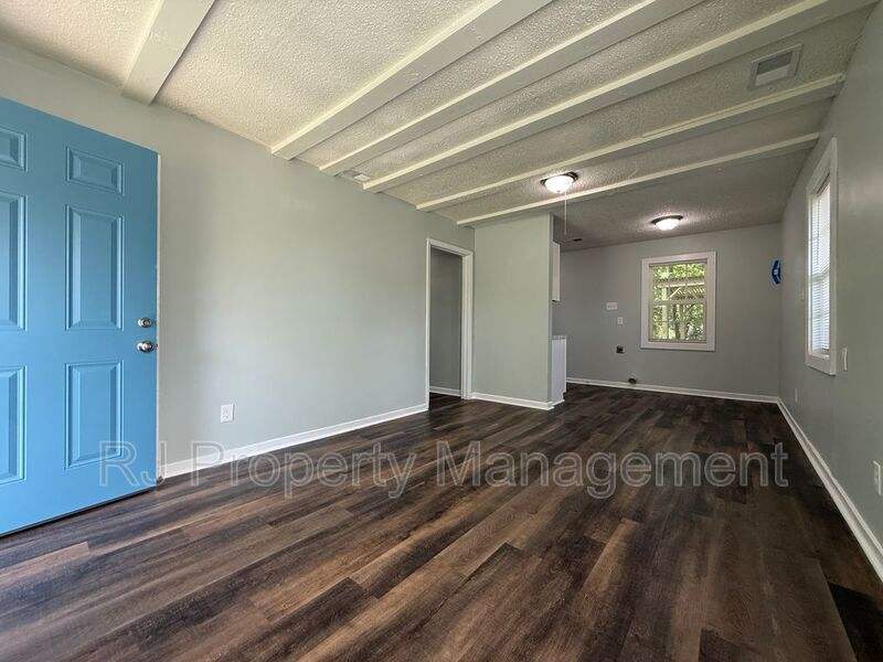 332 Flynn Rd – photo 2