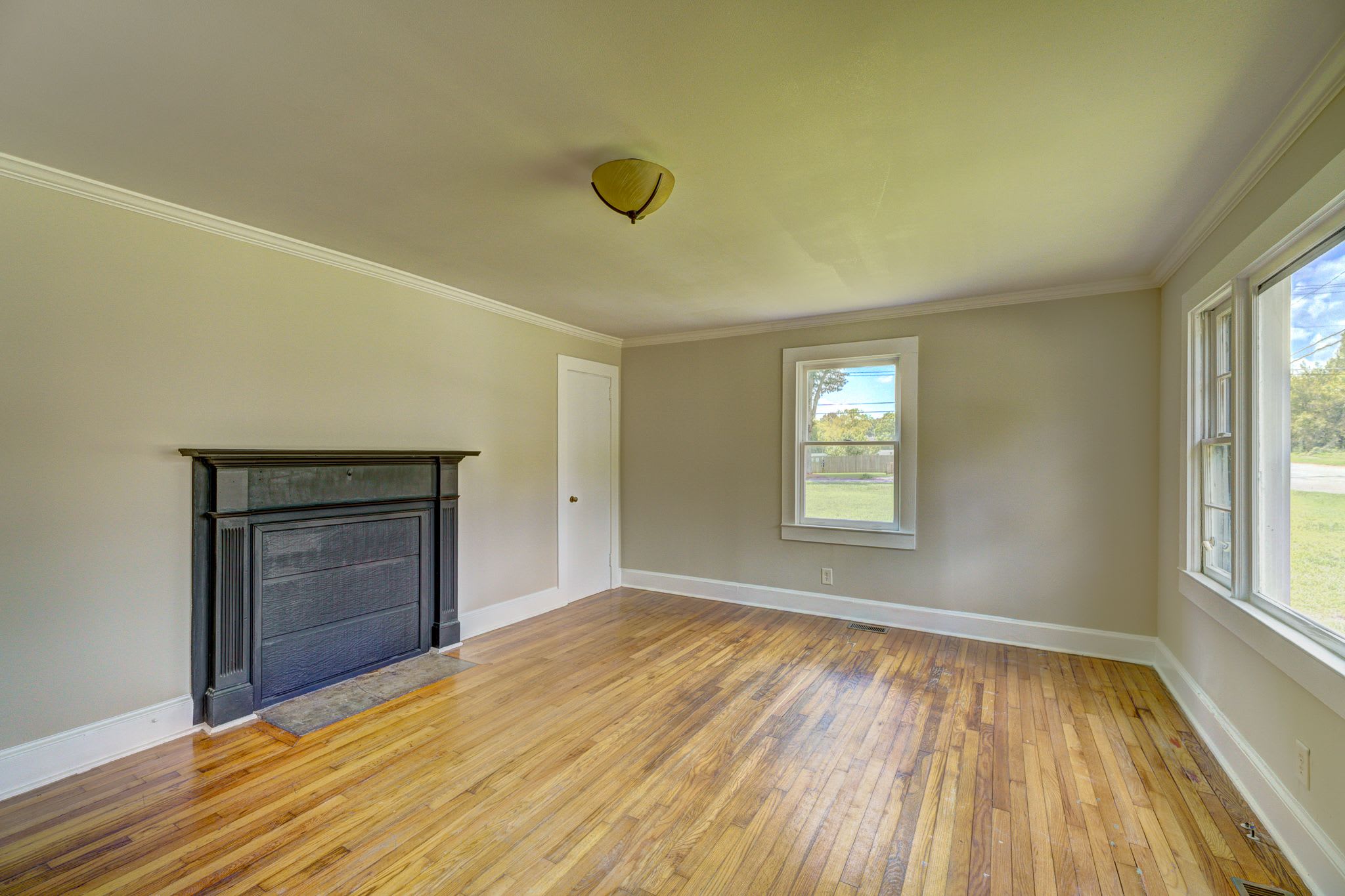 300 E Academy St – photo 2