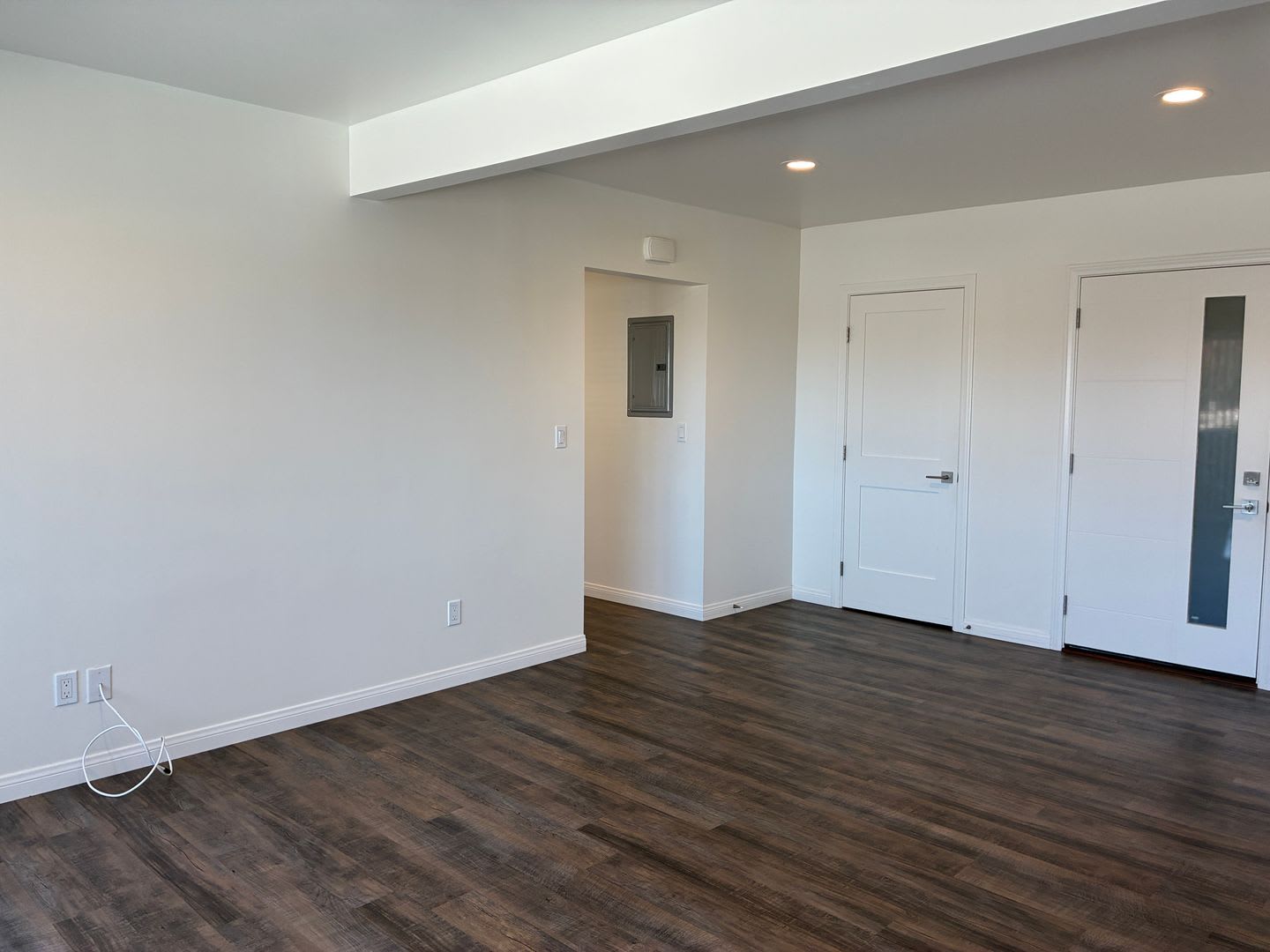 Gorgeous Updated 2 + 2 Midtown Apartment! Located Upstairs – photo 3