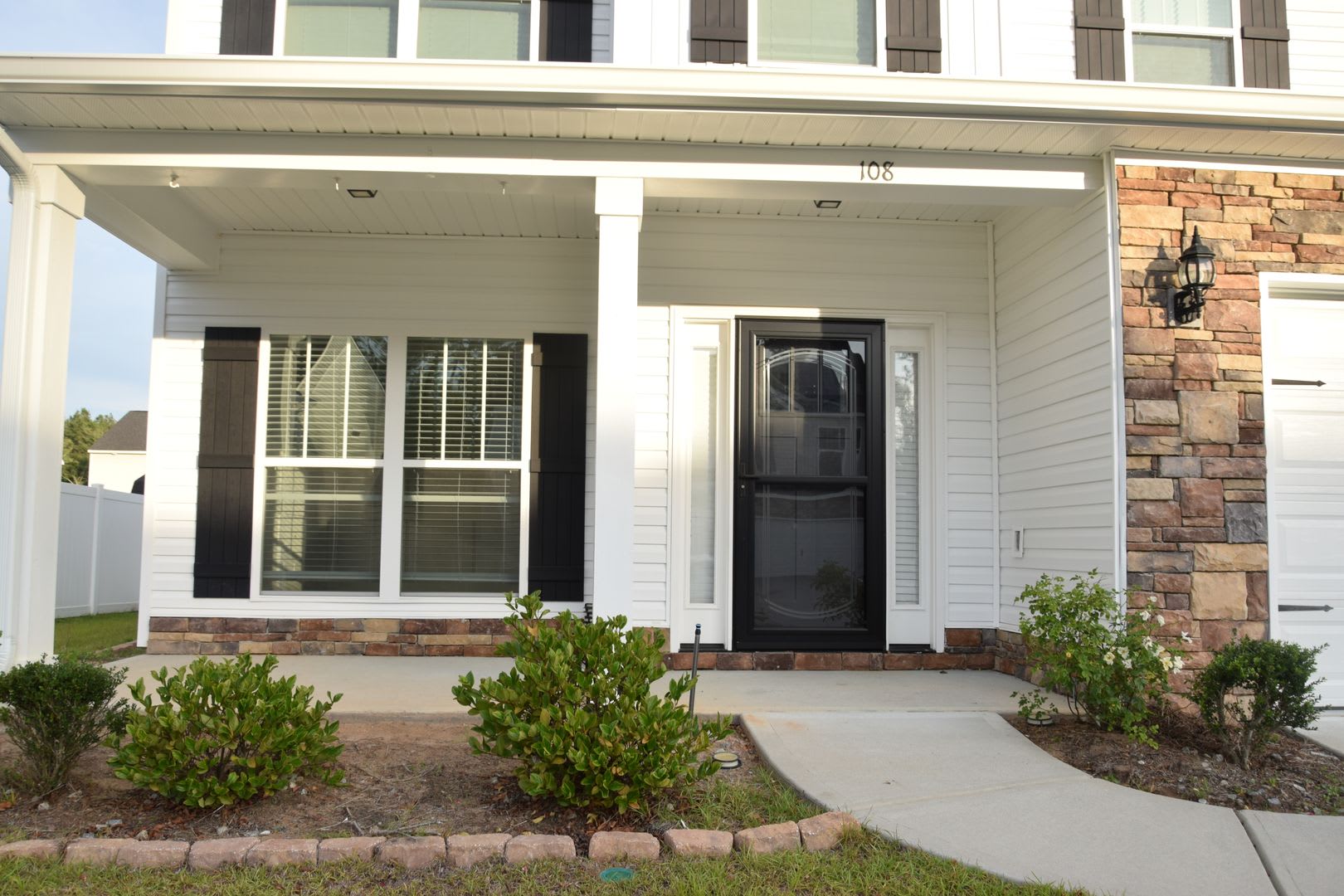 Spacious 4 bed, 2.5 bath Home with Neighborhood Amenities! – photo 2