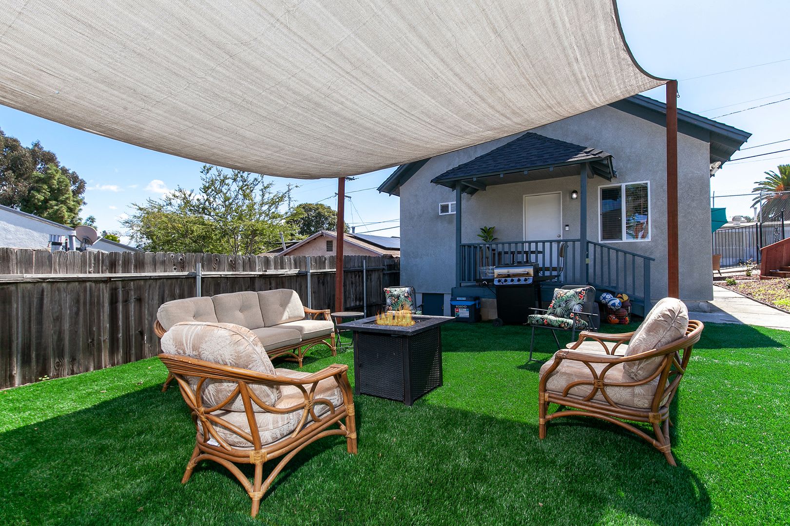 Newly furnished and remodeled 2 bed 2 bath! – photo 3