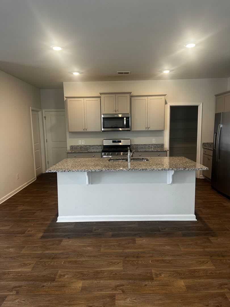 Beautiful and Spacious 5-Bedroom Home in Goose Creek – photo 2