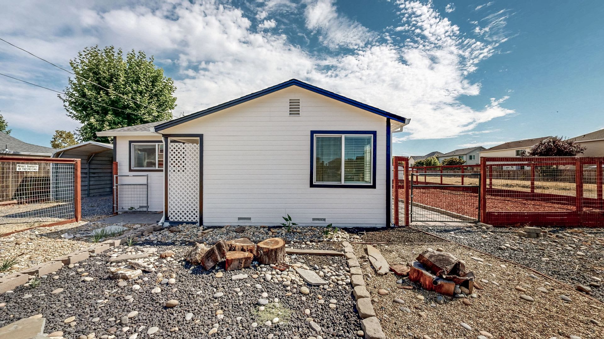 Fully remodeled 2 bedroom 1 bath with TWO BONUS ROOMS & Plenty of Outdoor Space! – photo 4