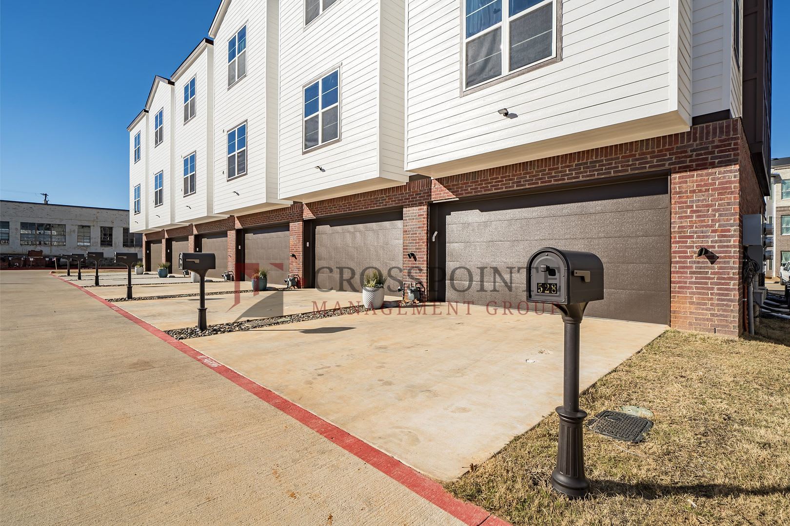 Luxury 3 bedroom, 3.5 Bath, 2 Car Garage Townhome- Fully Furnished! – photo 2