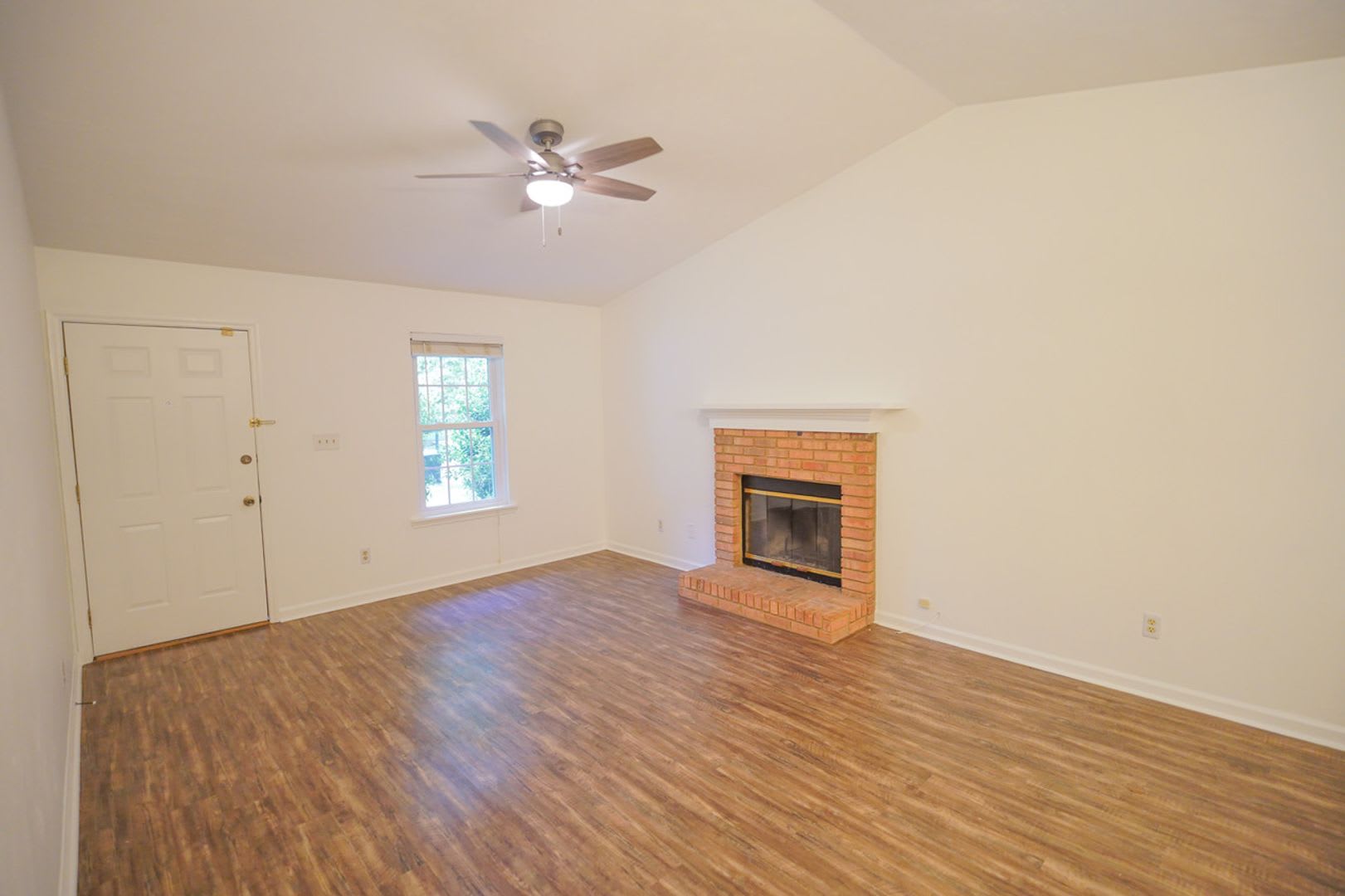 2 Bed / 2 Bath Duplex with Pond Frontage! – photo 3
