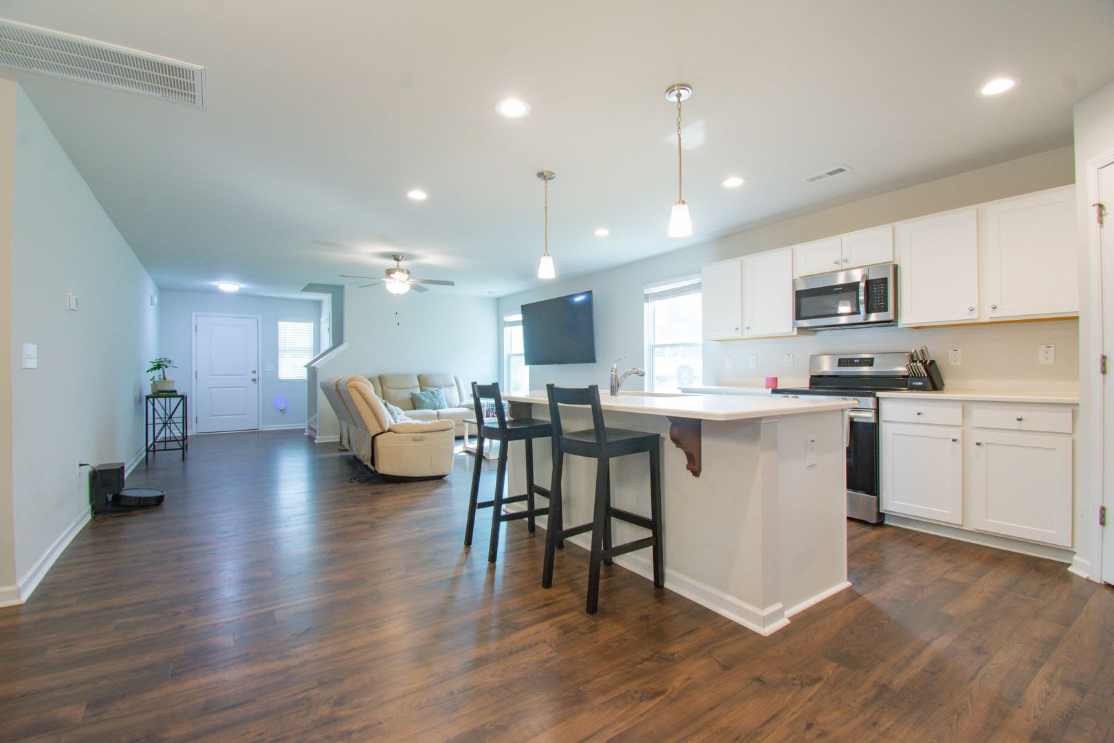 ✨ SPACIOUS 4-BEDROOM HOME WITH FENCED YARD & DOWNSTAIRS SUITE! – photo 4