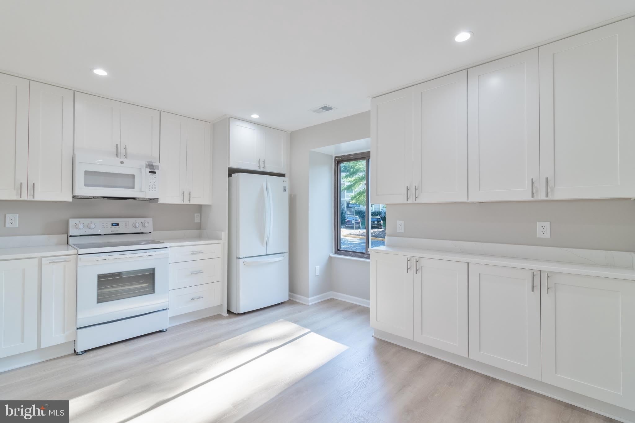 8748 RIDGE HOLLOW Court – photo 4