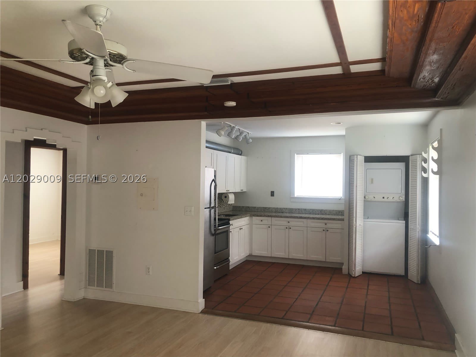 1100 SW 10th St – photo 3