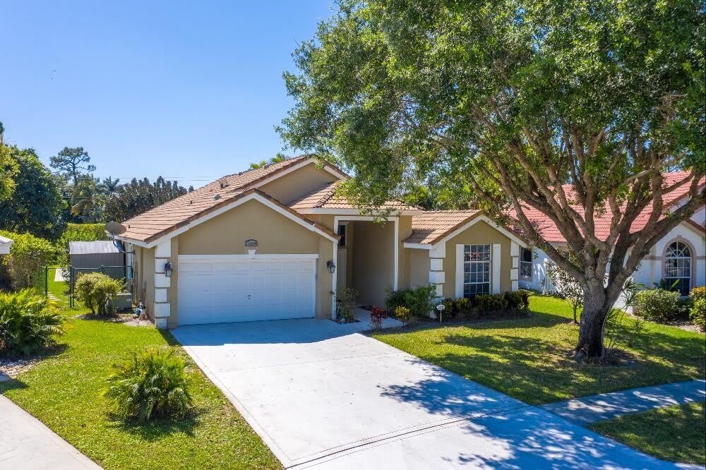 1304 Lake Breeze Drive – photo 1