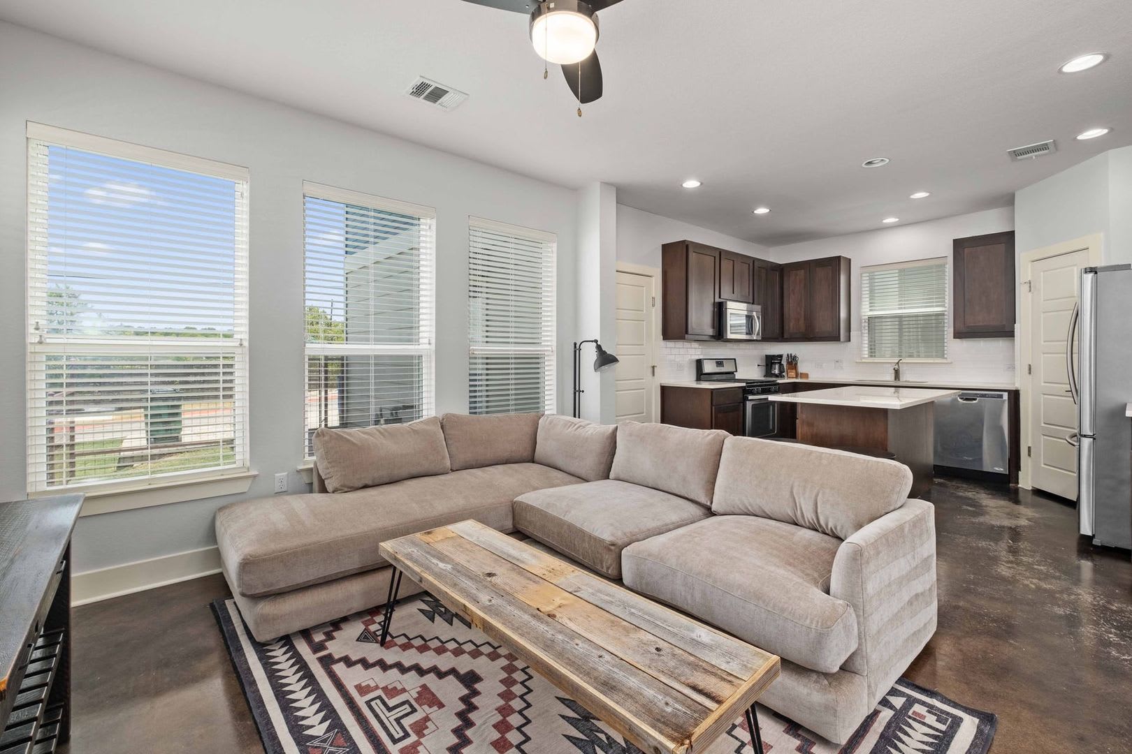 Modern condo, great location, fully Furnished! – photo 3