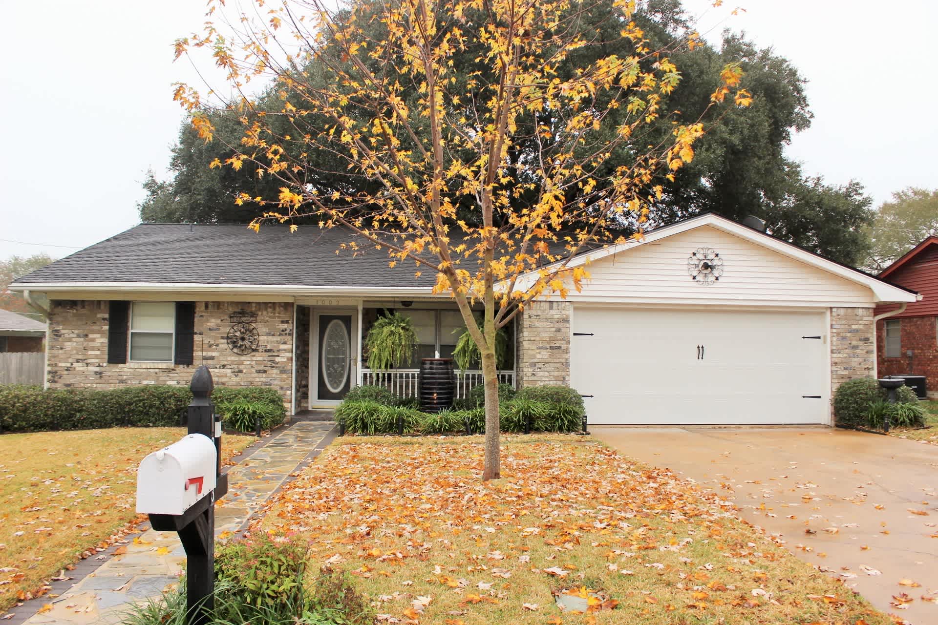 1003 Oakridge – photo 1