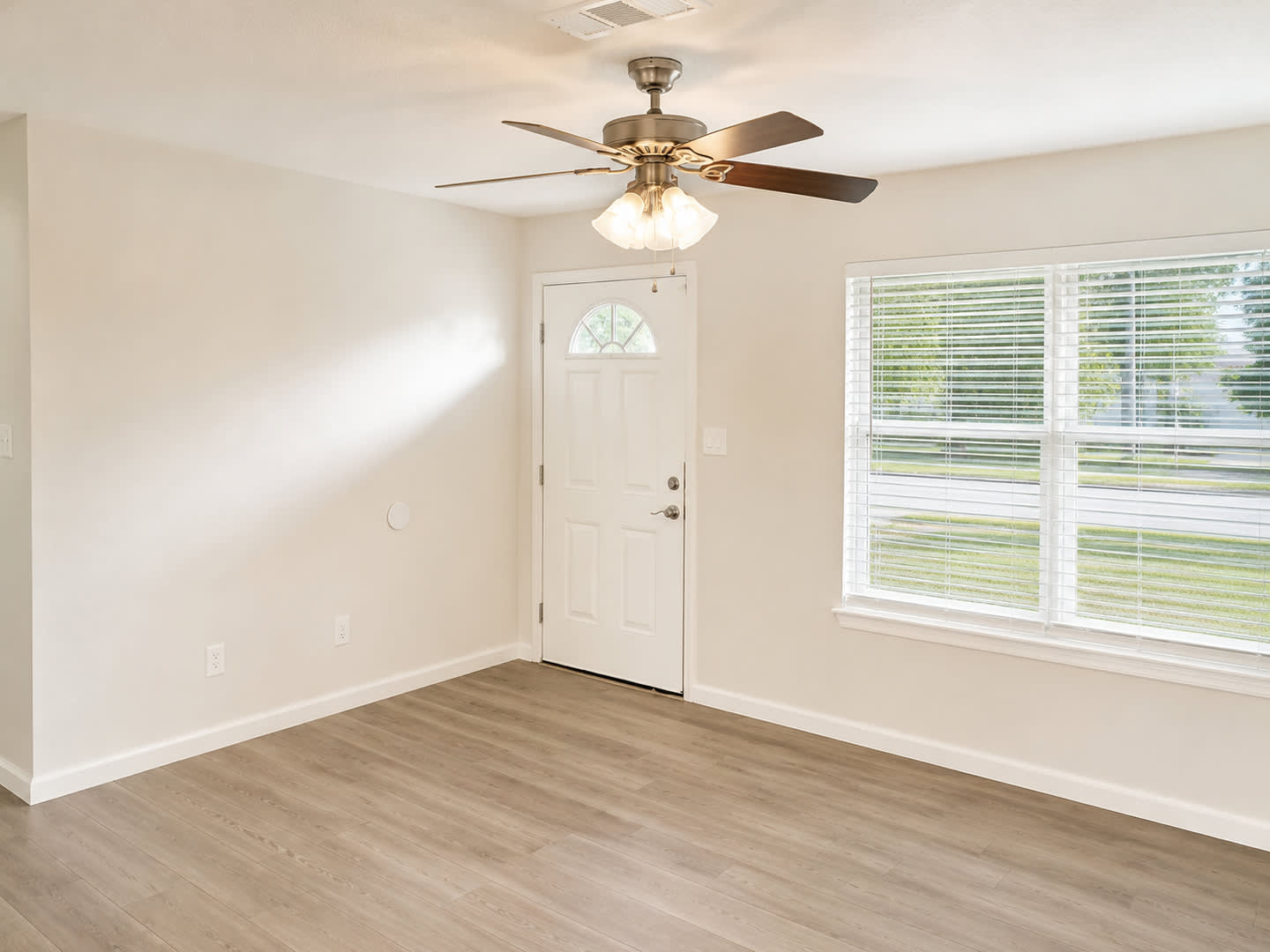 4/2 with Premium Finishes & Great Backyard – photo 2