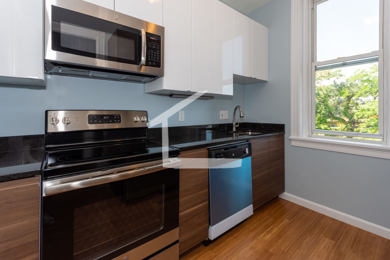 Nicely renovated 3 bed right next to Kenmore Square and BU! – photo 2