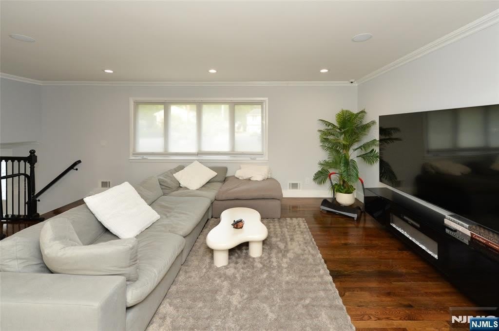 154 Middlesex Avenue – photo 3