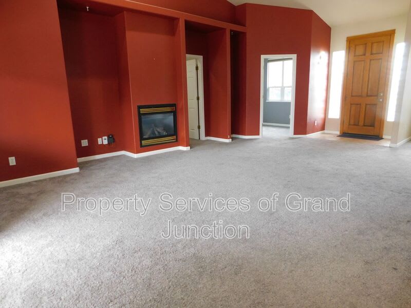 566 Garnet Drive – photo 3