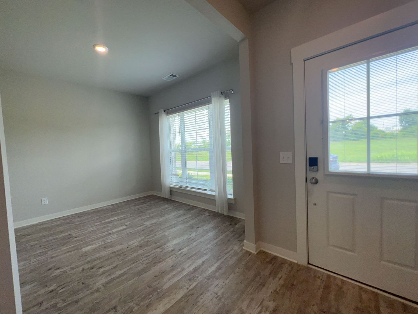 Spacious Condo with 2 Car Garage! – photo 5