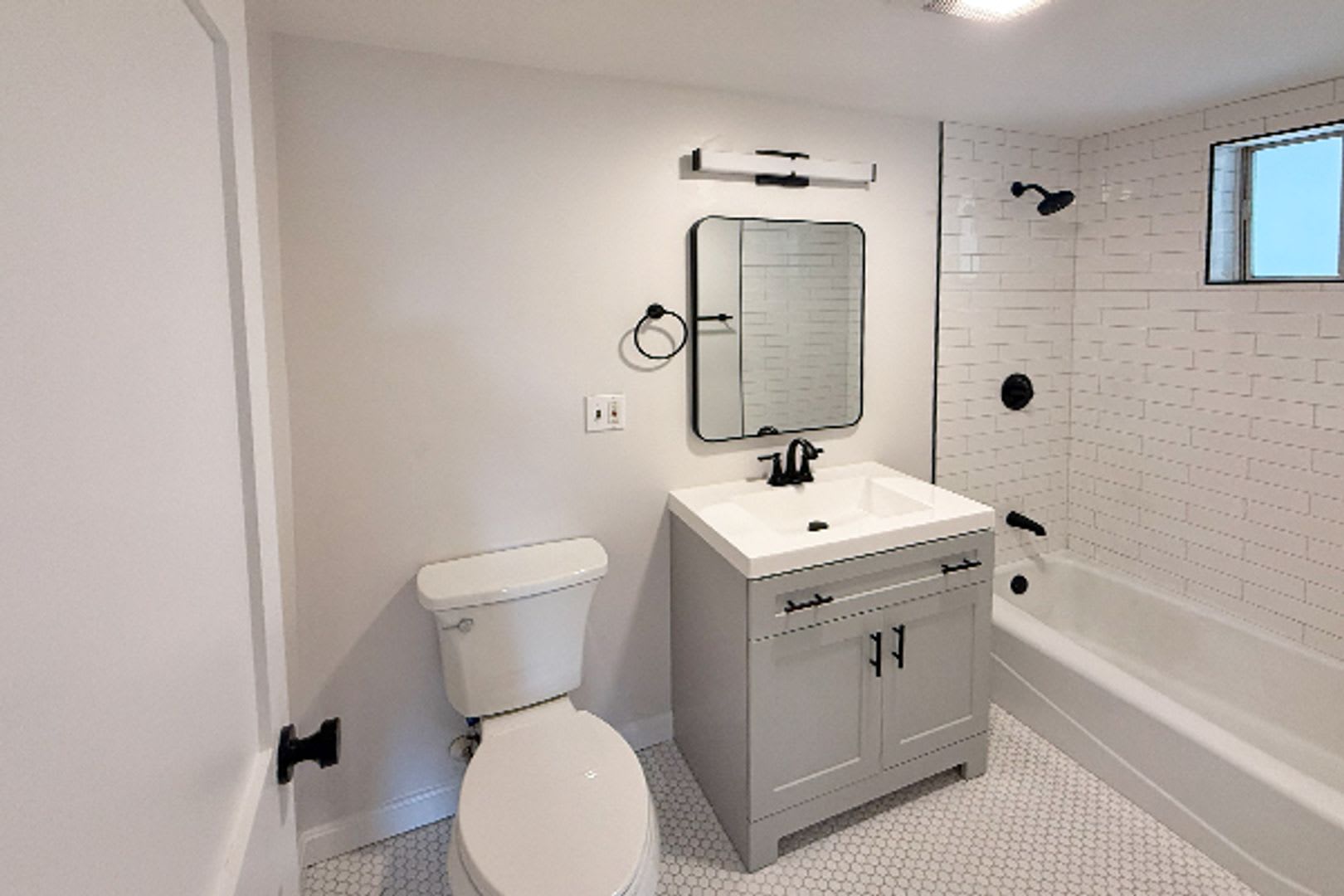 Updated 2 bedroom Apartment AVAILABLE NOW – photo 4