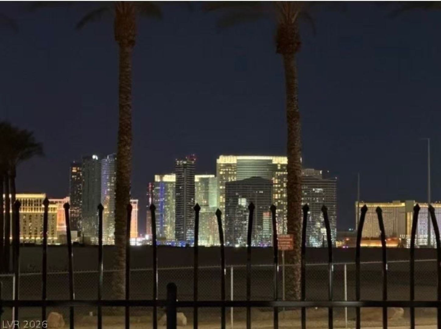 SPACIOUS 1 BEDROOM CONDO WITH STRIP VIEW! – photo 2