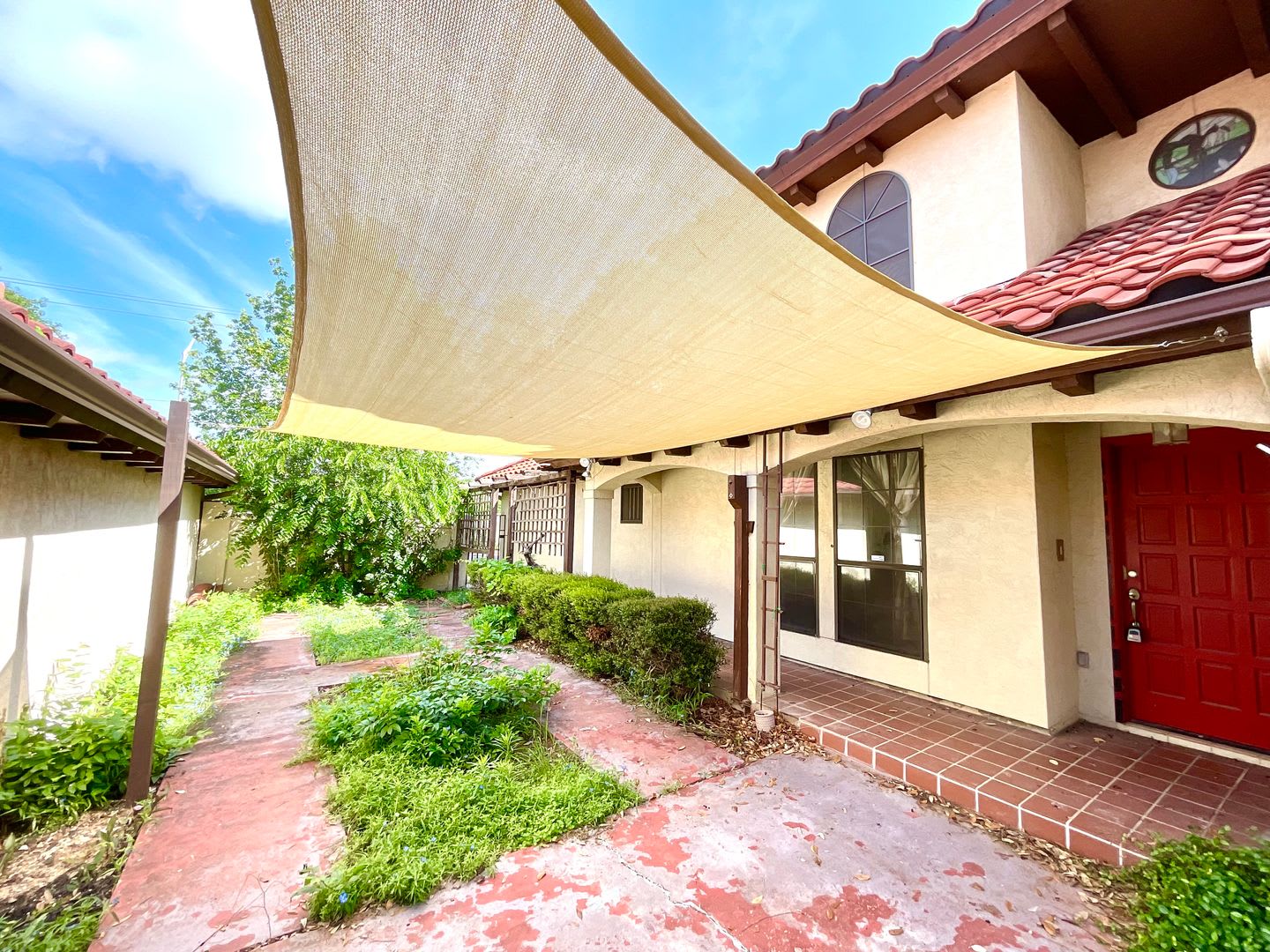 *MOVE IN SPECIAL* 2 Bedroom Garden Style Villa Home In A Prime Location – Near Shopping & Dining! – photo 4