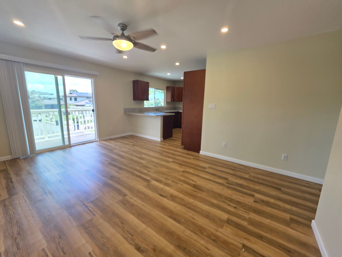 AVAILABLE NOW! 2 bed, 2 bath, 2 tandem parking – photo 4