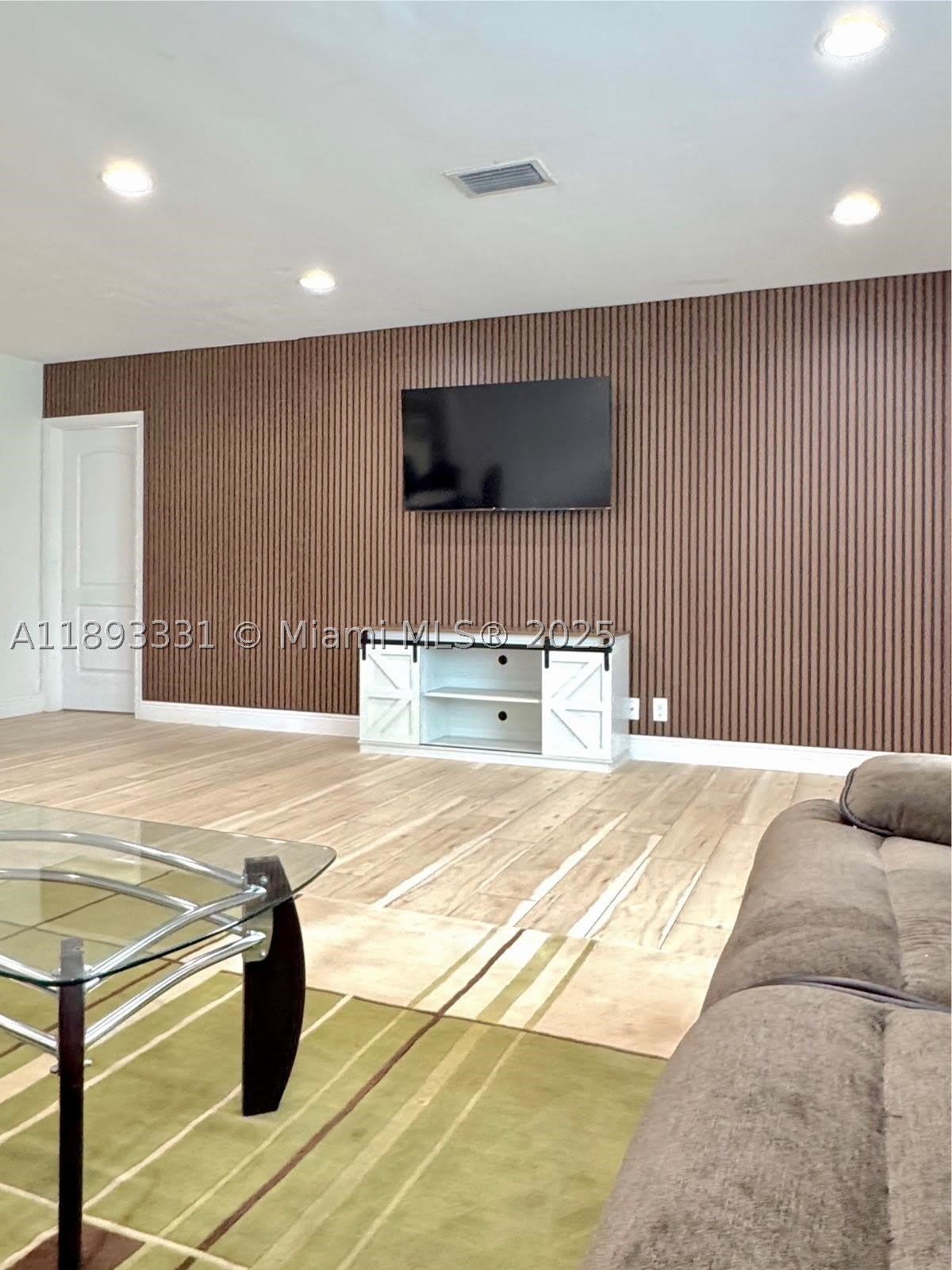 120 NE 9th Ave – photo 5