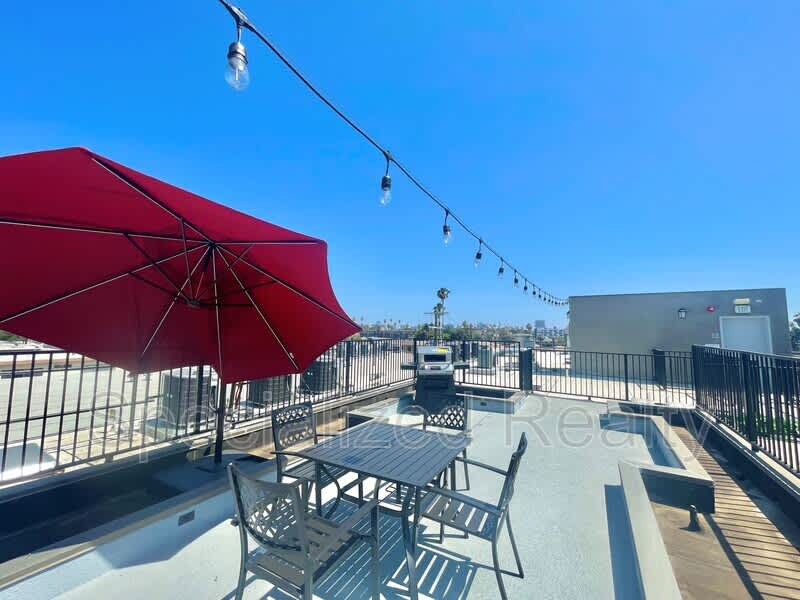 5068 Romaine Street – photo 5