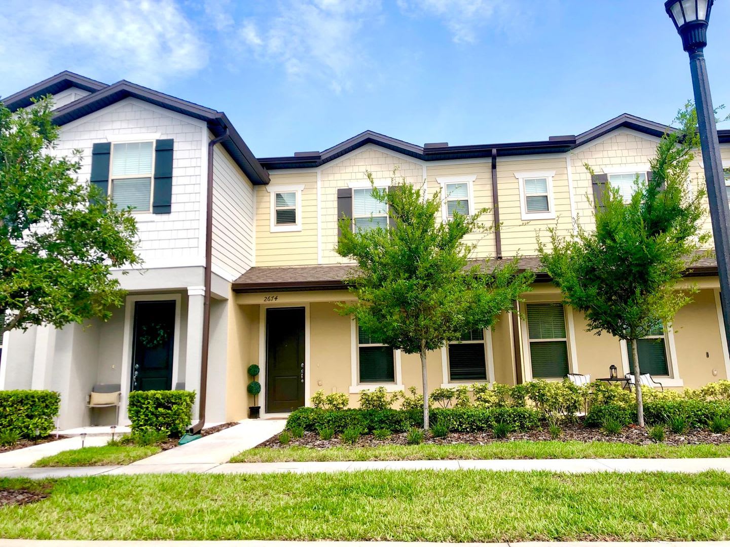 MOVE IN SEPTEMBER! IMMACULATE RENTAL! 2x2.5 TOWNHOME WITH PRIVATE COURTYARD! 2 CAR GARAGE! – photo 1