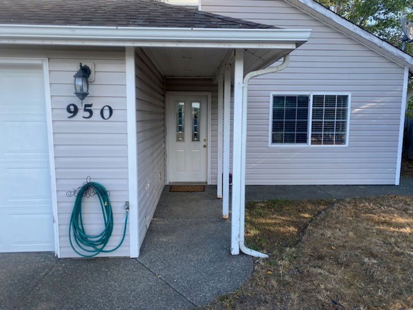 SPACIOUS 3 BEDROOM 2 BATH DUPLEX IN BEAUTIFUL COOS BAY! – photo 2