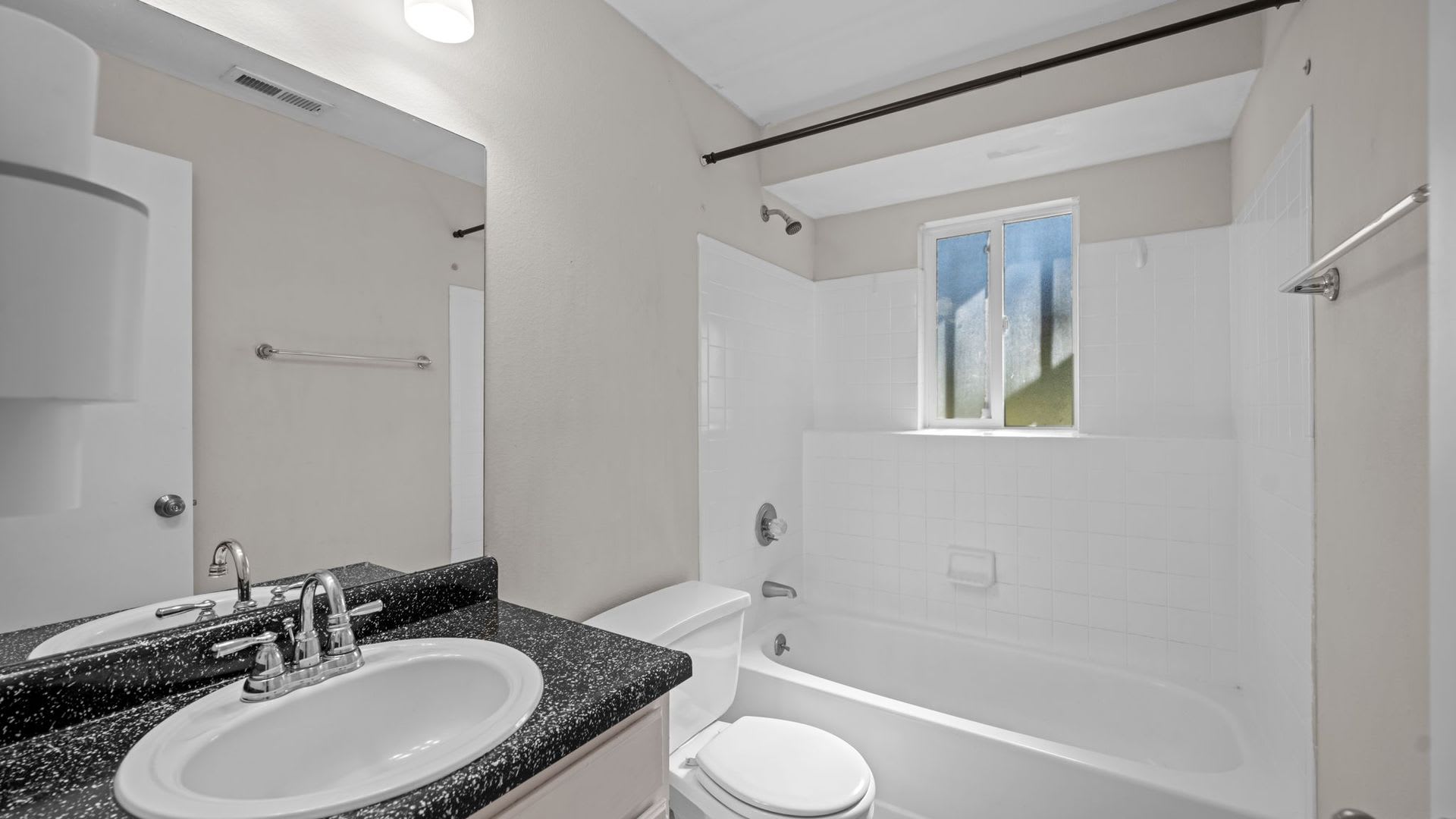 Cute Home, Centrally Located, Near Military Bases – photo 5
